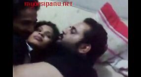Vidéos de sexe indien mettant en vedette un réalisateur et un caméraman 2 minute 00 sec