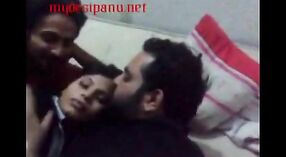Video seks India yang menampilkan sutradara dan juru kamera 2 min 20 sec