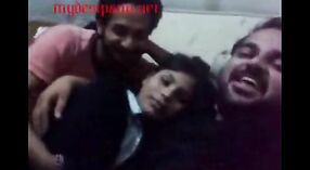 Vidéos de sexe indien mettant en vedette un réalisateur et un caméraman 2 minute 40 sec