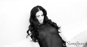 O vestido preto e branco de Sunny Leone num vídeo pornográfico Amador 2 minuto 00 SEC