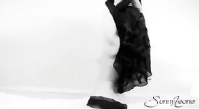 La robe noire et blanche de Sunny Leone dans une vidéo porno amateur 3 minute 40 sec