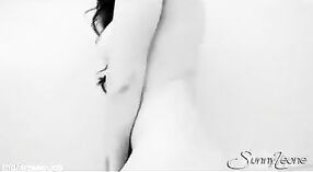 O vestido preto e branco de Sunny Leone num vídeo pornográfico Amador 4 minuto 40 SEC