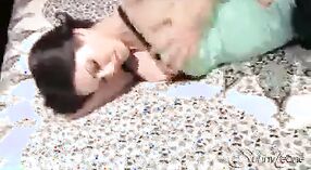 印度性爱视频：Sunny Leone的淡蓝色红色冒险 1 敏 00 sec