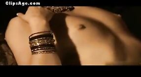 魅惑的なモデルの無料ポルノオーディションショーをフィーチャーしたインドのセックスビデオ 2 分 00 秒