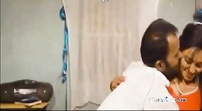 Videos de sexo indio con Aisharya, la chica Desi, que es follada por su director 5 mín. 20 sec