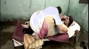 Indischer Amateur-Pornoclip mit einem sexy Dorfmädchen 3 min 20 s