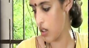 Indischer Amateur-Pornoclip mit einem sexy Dorfmädchen 0 min 50 s