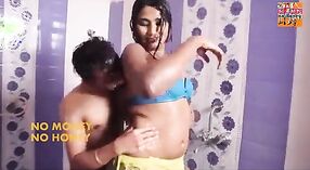Bollywood babe Swathi dans une scène de salle de bain torride 3 minute 00 sec