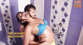 Bollywood babe Swathi in een stomende badkamer scène 3 min 20 sec