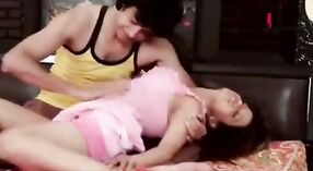 Vidéos de sexe indien mettant en vedette des scènes de slooch chaudes de Bollywood 2 minute 50 sec