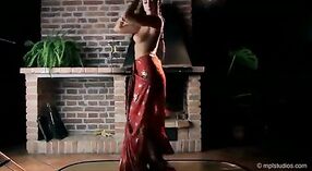 Индийское секс-видео с потрясающей актрисой, дрочащей себя пальцами 2 минута 50 сек