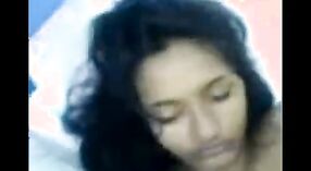 Gadis-gadis Milf dan Desi dalam Video Seks Threesome India 1 min 50 sec