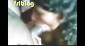 Vídeo de sexo indiano com uma empregada Mallu Boazona a fazer um broche intenso 1 minuto 20 SEC