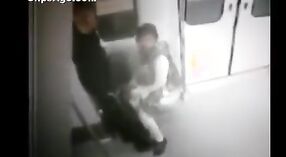 Indische Sexvideos in einem U-Bahn-Skandal in Delhi werden aufgedeckt und ins Internet übertragen 2 min 00 s