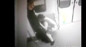 Hint seks videolar içinde bir Delhi metro train scandal almak exposed ve leaked için internet 2 dakika 20 saniyelik