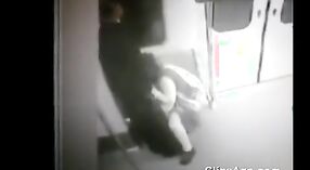 Video seks India dalam skandal kereta metro Delhi terungkap dan bocor ke internet 2 min 40 sec
