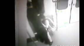 デリーのメトロ列車のスキャンダルでのインドのセックスビデオが暴露され、インターネットにリークされます 3 分 00 秒