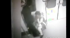 デリーのメトロ列車のスキャンダルでのインドのセックスビデオが暴露され、インターネットにリークされます 3 分 20 秒