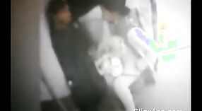 德里地铁火车丑闻中的印度性爱视频暴露并泄漏到互联网 3 敏 40 sec