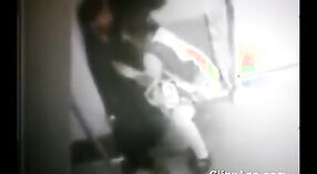 デリーのメトロ列車のスキャンダルでのインドのセックスビデオが暴露され、インターネットにリークされます 4 分 00 秒