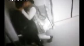 德里地铁火车丑闻中的印度性爱视频暴露并泄漏到互联网 0 敏 40 sec