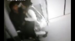 デリーのメトロ列車のスキャンダルでのインドのセックスビデオが暴露され、インターネットにリークされます 1 分 00 秒
