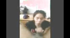 Gadis perguruan tinggi Desi memberikan blowjob panas dalam video HD 1 min 10 sec