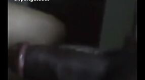 Vidéo de sexe indien mettant en vedette Sneha, la femme de l'ami de son mari, suçant la bite de son mari 0 minute 0 sec