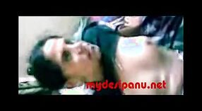 Desi girl's primeira vez expondo seus bens na cam em vídeo pornô Amador 0 minuto 40 SEC