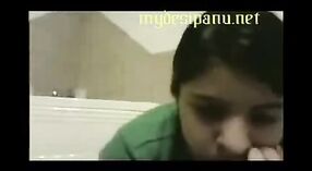 Desi meisjes Anjali en haar lover in Nieuw porno video 5 min 40 sec