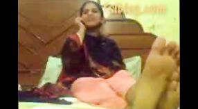 パキスタンの女子大生ルクサルと彼女の若いチャチュをフィーチャーしたインドのセックス映画 3 分 40 秒