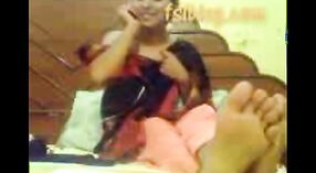 Film de sexe indien mettant en vedette une étudiante pakistanaise Ruksar et son jeune chachu 7 minute 00 sec