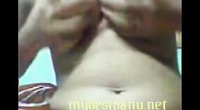 Desi milf Mahima expone su cuerpo caliente a la webcam de su amante 1 mín. 30 sec