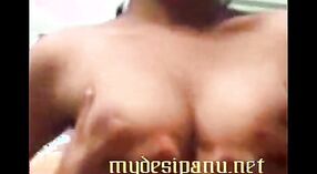 Desi milf Mahima expõe o seu corpo quente à webcam do seu amante 3 minuto 40 SEC