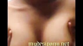 Desi milf Mahima expose son corps chaud à la webcam de son amant 3 minute 50 sec