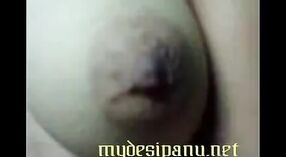 Desi milf Mahima expone su cuerpo caliente a la webcam de su amante 0 mín. 0 sec