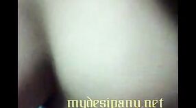 Desi milf Mahima expõe o seu corpo quente à webcam do seu amante 0 minuto 30 SEC