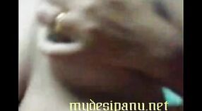Desi milf Mahima expose son corps chaud à la webcam de son amant 0 minute 40 sec