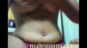 Desi milf Mahima expose son corps chaud à la webcam de son amant 1 minute 10 sec