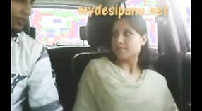 El nuevo escándalo de Desi girl con un video porno popular 3 mín. 00 sec