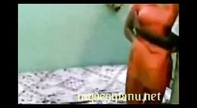 Vidéo de sexe indien mettant en vedette une fille desi et son jiju 4 minute 00 sec