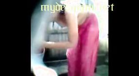 Vídeo pornográfico amador de uma rapariga Bengali num banho ao ar livre 1 minuto 20 SEC