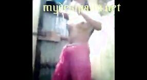 Video porno amateur de una niña bengalí en un baño al aire libre 1 mín. 50 sec