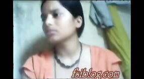 Indisches Sexvideo mit stöhnenden Mädchen und dem Freund ihres Bruders 0 min 40 s