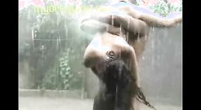 Vidéos de sexe indiennes mettant en vedette une incroyable baise en plein air sous la pluie 0 minute 0 sec