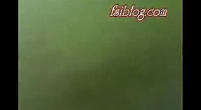 திறந்த ரவிக்கையில் உள்ள அமெச்சூர் இந்திய இல்லத்தரசி ஒரு அமெச்சூர் நிகழ்ச்சியைக் கொடுக்கிறார் 0 நிமிடம் 30 நொடி