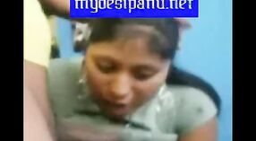 Video seks India yang menampilkan Renu, seorang ibu seksi dari Mumbai 1 min 00 sec
