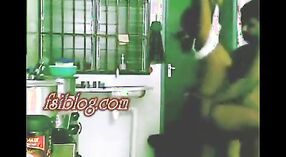 Video seks India yang menampilkan seorang gadis Srilankan untuk pertama kalinya dengan sepupunya di dapur 5 min 20 sec