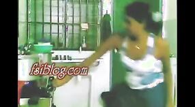 Индийское секс-видео, в котором девушка из Шриланкана впервые трахается со своим двоюродным братом на кухне 0 минута 0 сек