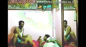 Vidéo de sexe indien amateur mettant en vedette la femme de chambre qui se fait baiser par son propriétaire 2 minute 00 sec